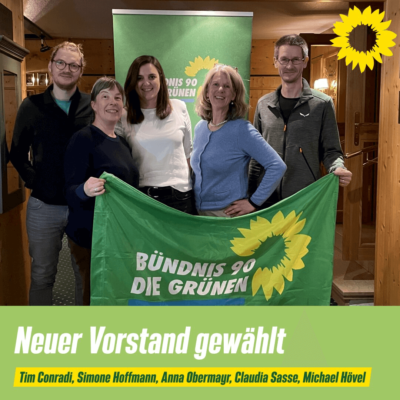 Grüner Vorstand mit Grüner Bündnis 90 Flagge.