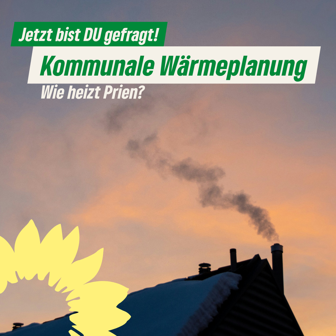 „Bild zur kommunalen Wärmeplanung in Prien: Ein Schornstein auf einem verschneiten Hausdach stößt Rauch in den abendlichen Himmel. Textaufschrift: ‚Jetzt bist DU gefragt! Kommunale Wärmeplanung – Wie heizt Prien?‘, mit Sonnenblumen-Logo unten links (Symbol von Bündnis 90/Die Grünen).“