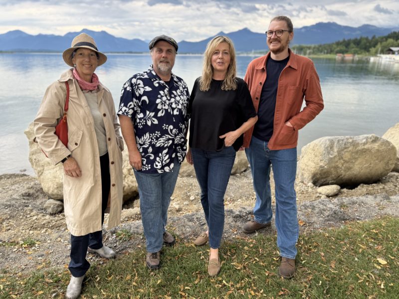 Heike Bohn und Frank Seipel, das Sprecher*innen-Duo des Grünen Ortsverbands Prien, stehen nebeneinander vor dem Chiemsee. Daneben (links) Claudia Sasse und (rechts) Tim Conradi die Beisitzer*innen. Alle blicken freundlich in die Kamera.