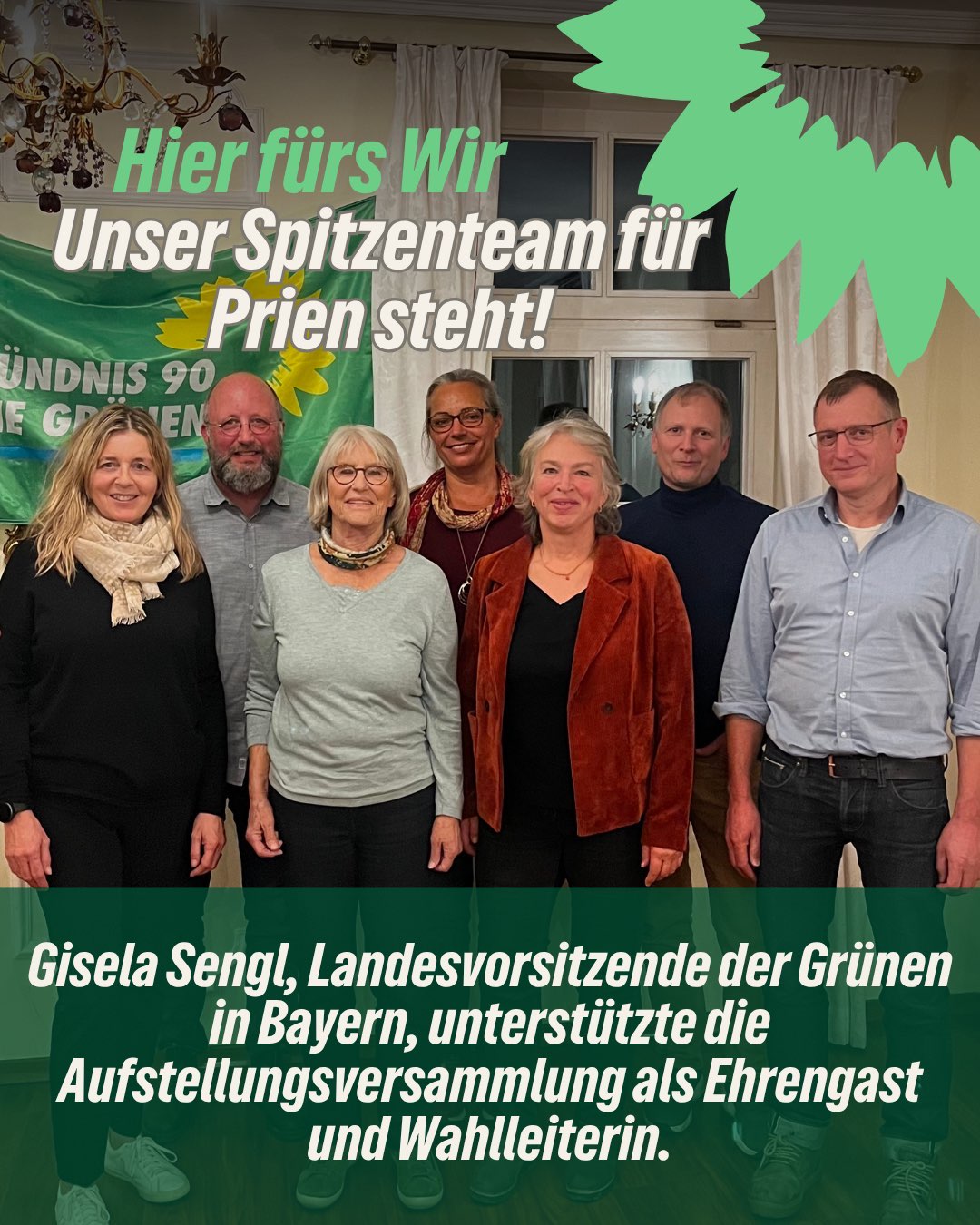 Gruppenfoto von rund 20 Mitgliedern der Grünen in Prien bei der Aufstellungsversammlung; im Hintergrund ein Banner von Bündnis 90/Die Grünen. Im Vordergrund: Gisela Sengl, Landesvorsitzende der Grünen in Bayern, als Ehrengast und Wahlleiterin.
